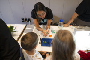 investigadores haciendo ciencia con niños