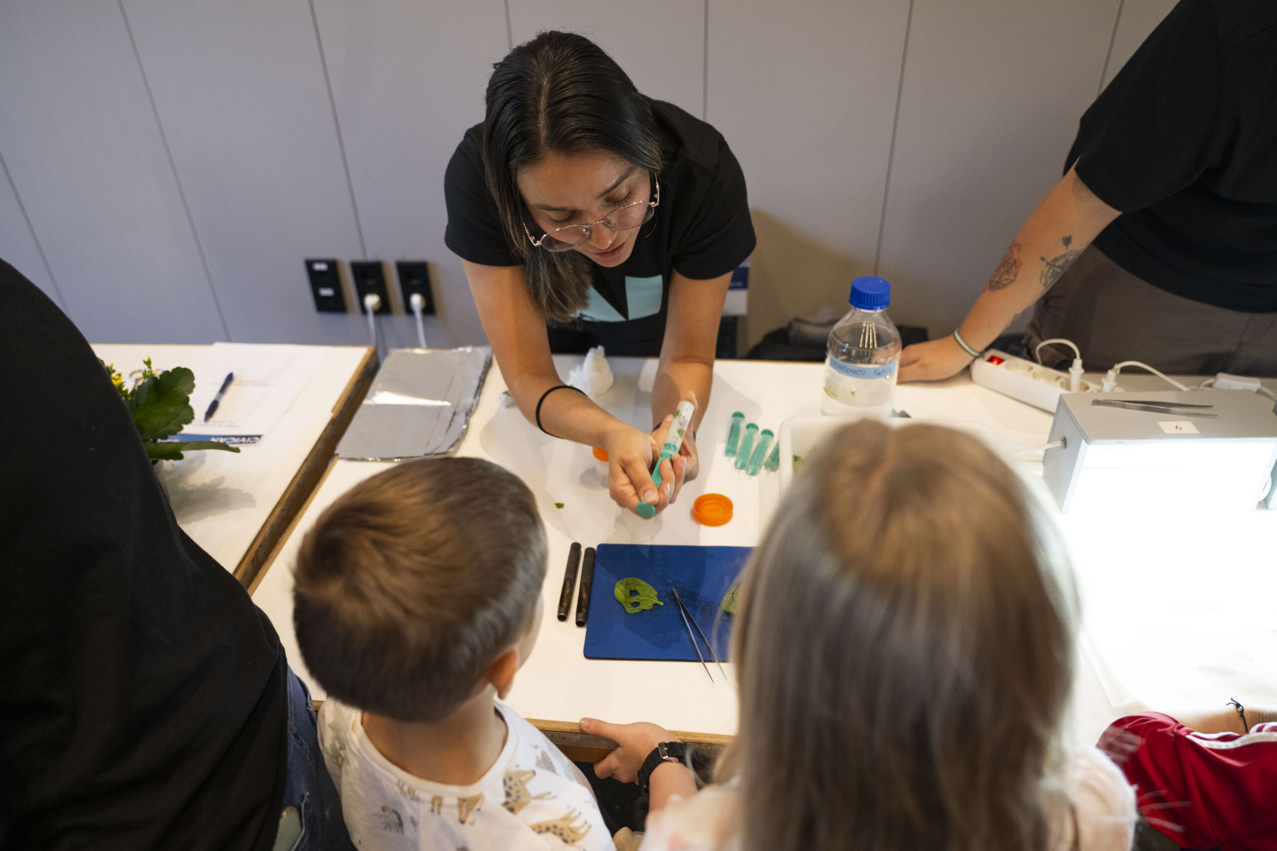 investigadores haciendo ciencia con niños