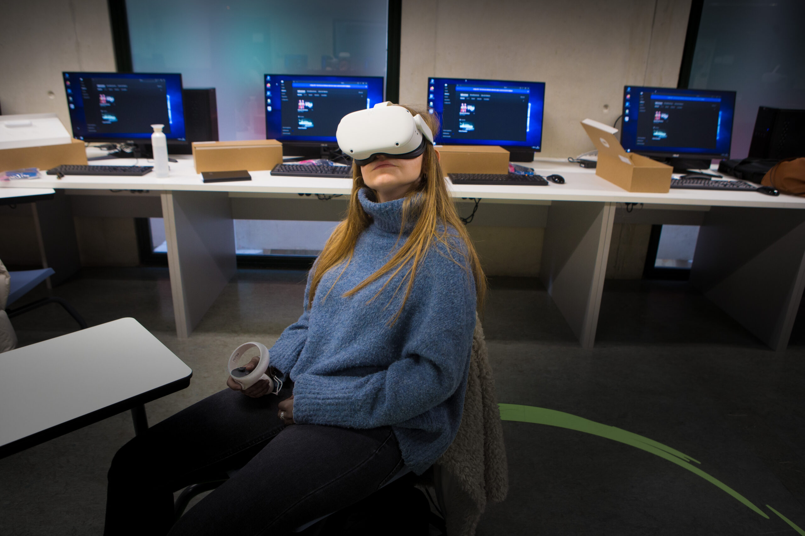Student with virtual reality glasses